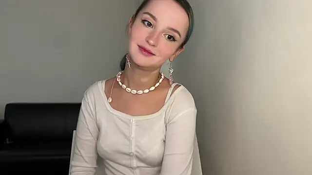 Snapshot of bumble_bee chatting on March 2, 2025, 10:35 am bumble bee online show from March 2, 2025, 10:35 am