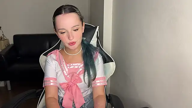 Snapshot of bumble_bee chatting on March 14, 2025, 7:34 pm bumble bee online show from March 14, 2025, 7:34 pm