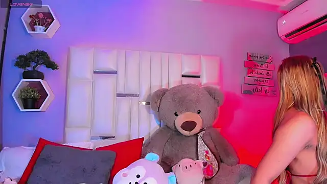 Snapshot of Aileen_18 chatting on October 18, 2025, 4:59 am Aileen 18 online show from October 18, 2025, 4:59 am