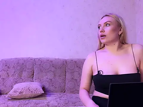 Snapshot of AzallandRoom chatting on December 4, 2025, 6:16 pm AzallandRoom online show from December 4, 2025, 6:16 pm