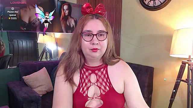 chloe prg online show from November 12, 2025, 3:01 pm