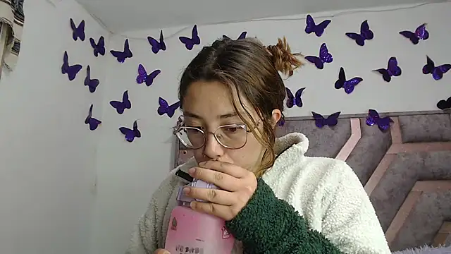 Snapshot of Anny_Fox- chatting on November 22, 2025, 2:54 am Anny Fox- online show from November 22, 2025, 2:54 am