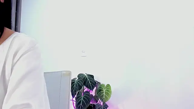 Snapshot of Sara_Leblanc chatting on March 10, 2025, 12:37 pm Sara Leblanc online show from March 10, 2025, 12:37 pm