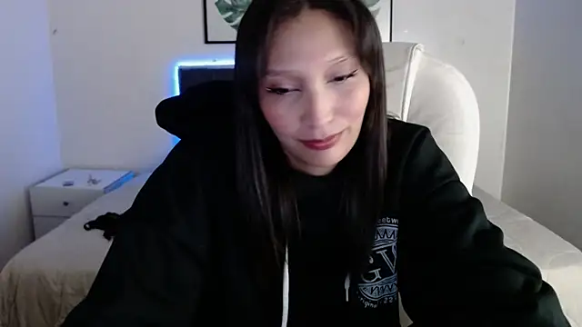 mia collens online show from December 18, 2025, 1:00 am