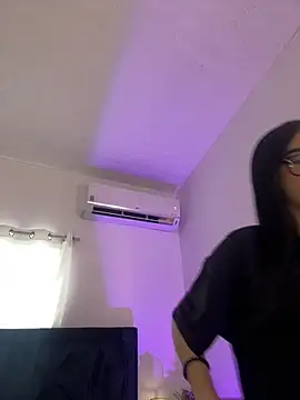 Lily Woodz online show from July 1, 2026, 7:13 pm