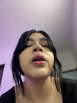 Lily Woodz online show from July 6, 2026, 7:27 pm