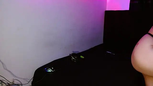 Snapshot of miia-liiam chatting on December 23, 2025, 5:27 am miia-liiam online show from December 23, 2025, 5:27 am