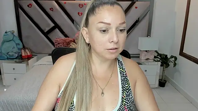 natalia5560 online show from November 24, 2025, 1:33 pm