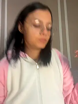 Snapshot of Abril_jones10 chatting on December 5, 2025, 4:21 am Abril jones10 online show from December 5, 2025, 4:21 am