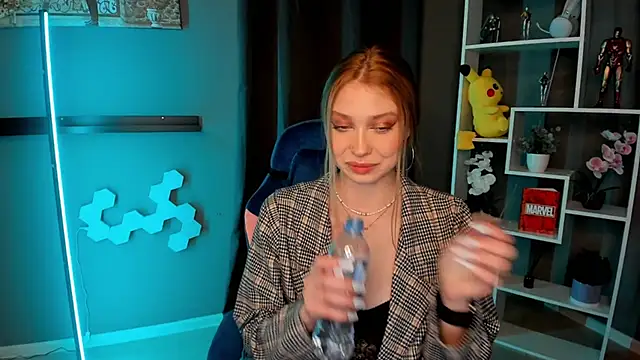 ElmaLee online show from December 23, 2024, 9:18 pm