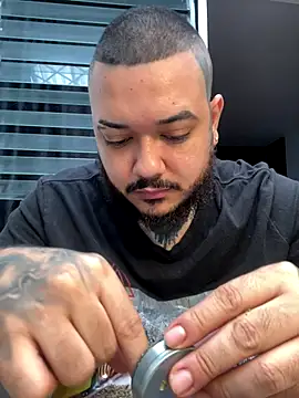 Snapshot of El_Titan1998 chatting on November 12, 2025, 12:05 pm El Titan1998 online show from November 12, 2025, 12:05 pm