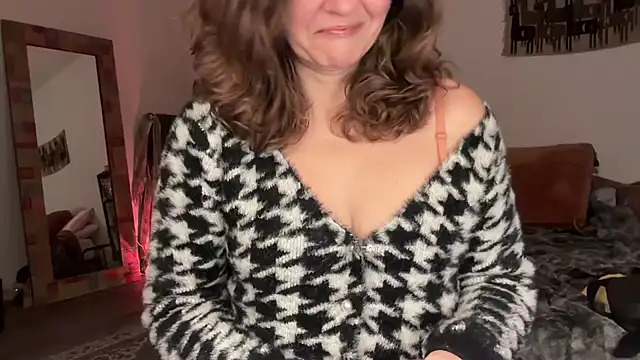 Snapshot of leahsparkles chatting on December 18, 2025, 2:50 am leahsparkles online show from December 18, 2025, 2:50 am