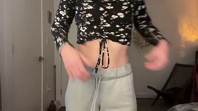 Snapshot of leahsparkles chatting on February 18, 2026, 2:46 pm leahsparkles online show from February 18, 2026, 2:46 pm