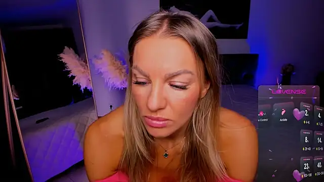 Oliva Candy online show from November 9, 2025, 9:40 am