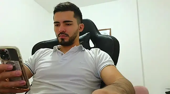 Snapshot of Massimoo_07 chatting on December 21, 2024, 9:15 pm Massimoo 07 online show from December 21, 2024, 9:15 pm