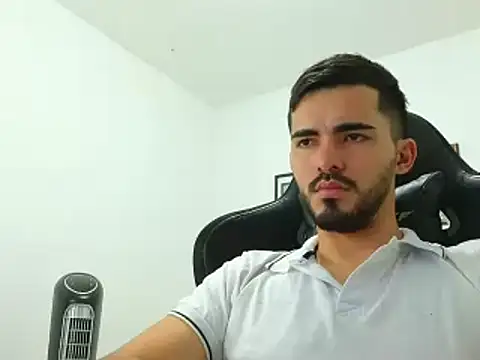 Snapshot of Massimoo_07 chatting on December 22, 2024, 4:06 am Massimoo 07 online show from December 22, 2024, 4:06 am