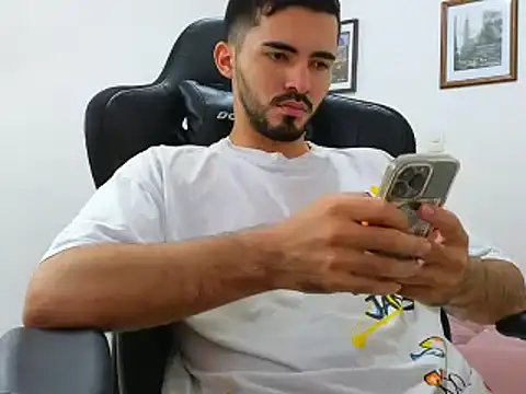 Snapshot of Massimoo_07 chatting on December 22, 2024, 8:25 pm Massimoo 07 online show from December 22, 2024, 8:25 pm