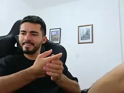 Snapshot of Massimoo_07 chatting on December 24, 2024, 8:16 pm Massimoo 07 online show from December 24, 2024, 8:16 pm