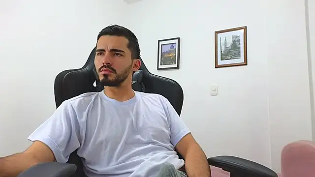 Snapshot of Massimoo_07 chatting on December 28, 2024, 9:51 pm Massimoo 07 online show from December 28, 2024, 9:51 pm