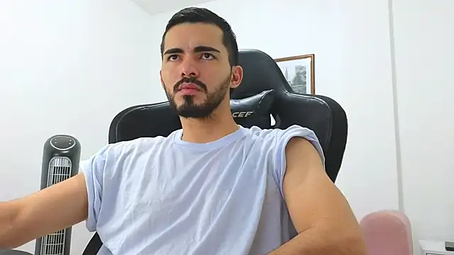 Snapshot of Massimoo_07 chatting on December 30, 2024, 10:34 pm Massimoo 07 online show from December 30, 2024, 10:34 pm