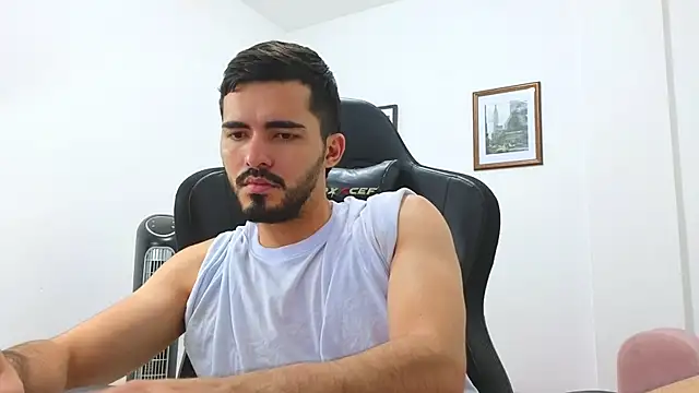 Snapshot of Massimoo_07 chatting on December 31, 2024, 2:29 am Massimoo 07 online show from December 31, 2024, 2:29 am