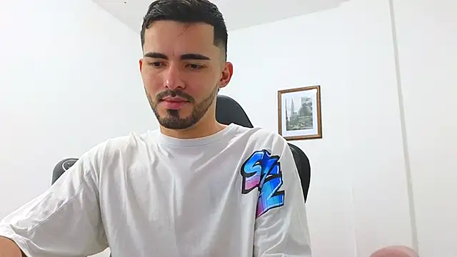 Snapshot of Massimoo_07 chatting on January 1, 2025, 10:35 pm Massimoo 07 online show from January 1, 2025, 10:35 pm