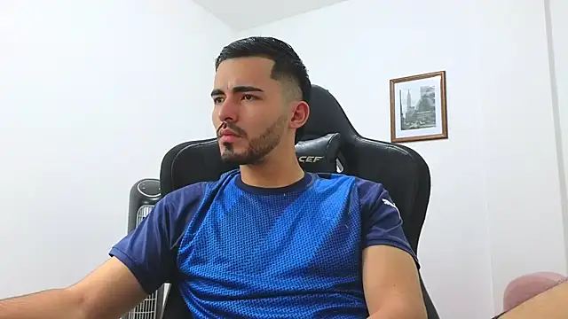 Snapshot of Massimoo_07 chatting on January 2, 2025, 10:33 pm Massimoo 07 online show from January 2, 2025, 10:33 pm