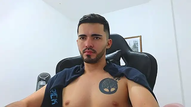 Snapshot of Massimoo_07 chatting on January 4, 2025, 1:52 am Massimoo 07 online show from January 4, 2025, 1:52 am