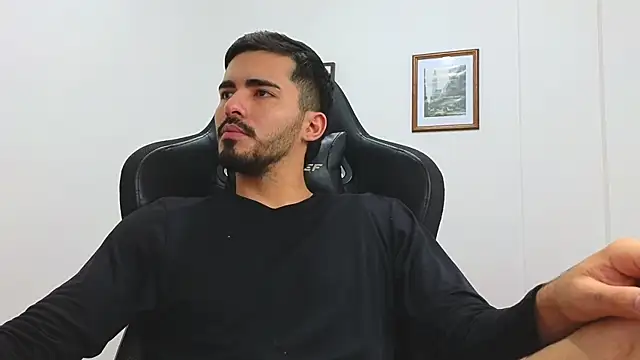 Snapshot of Massimoo_07 chatting on January 14, 2025, 10:12 pm Massimoo 07 online show from January 14, 2025, 10:12 pm