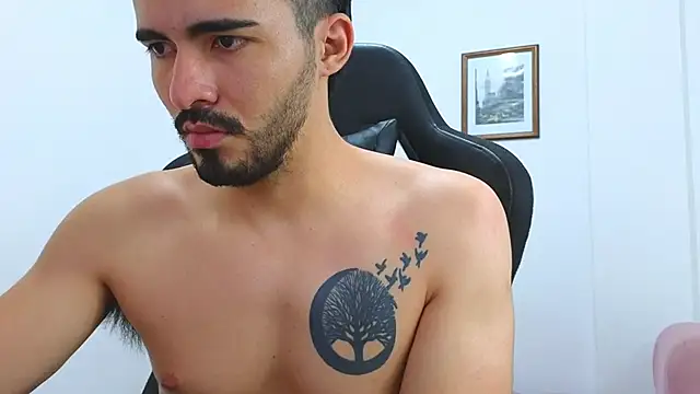 Snapshot of Massimoo_07 chatting on January 15, 2025, 1:23 am Massimoo 07 online show from January 15, 2025, 1:23 am