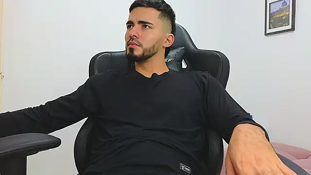 Snapshot of Massimoo_07 chatting on January 22, 2025, 9:43 pm Massimoo 07 online show from January 22, 2025, 9:43 pm