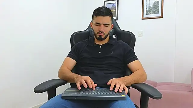 Snapshot of Massimoo_07 chatting on January 25, 2025, 11:32 pm Massimoo 07 online show from January 25, 2025, 11:32 pm