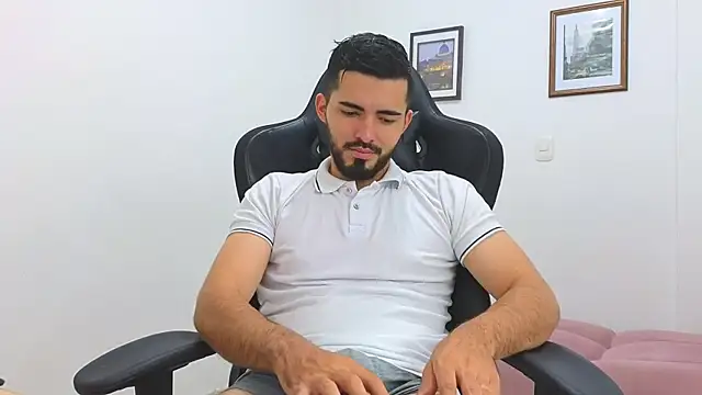 Snapshot of Massimoo_07 chatting on February 3, 2025, 7:10 pm Massimoo 07 online show from February 3, 2025, 7:10 pm