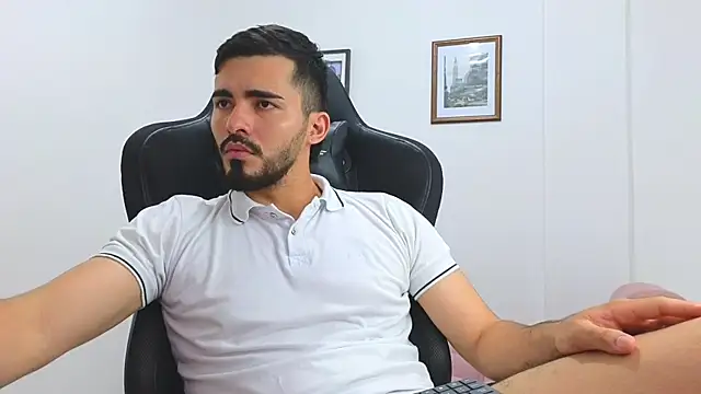 Snapshot of Massimoo_07 chatting on February 3, 2025, 10:11 pm Massimoo 07 online show from February 3, 2025, 10:11 pm