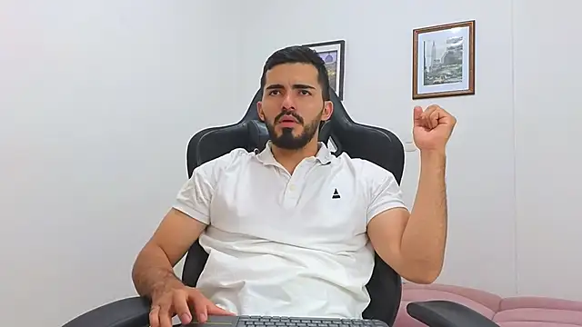 Snapshot of Massimoo_07 chatting on February 7, 2025, 7:17 pm Massimoo 07 online show from February 7, 2025, 7:17 pm