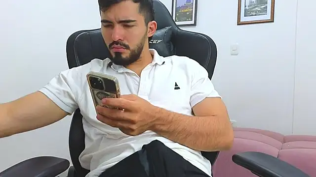 Snapshot of Massimoo_07 chatting on February 7, 2025, 10:20 pm Massimoo 07 online show from February 7, 2025, 10:20 pm