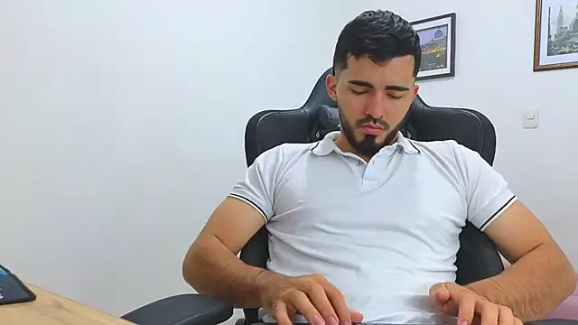 Snapshot of Massimoo_07 chatting on February 14, 2025, 11:20 pm Massimoo 07 online show from February 14, 2025, 11:20 pm