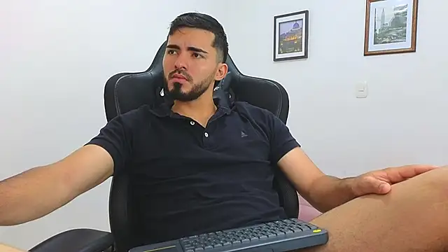 Snapshot of Massimoo_07 chatting on February 15, 2025, 7:39 pm Massimoo 07 online show from February 15, 2025, 7:39 pm