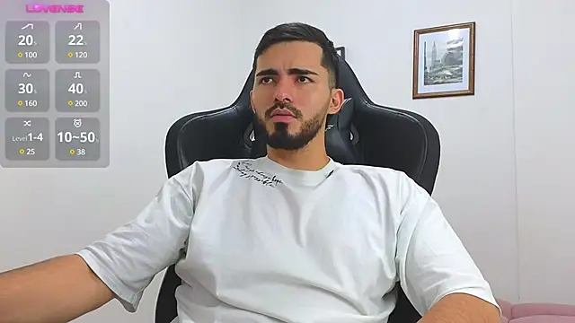 Snapshot of Massimoo_07 chatting on February 18, 2025, 11:19 pm Massimoo 07 online show from February 18, 2025, 11:19 pm