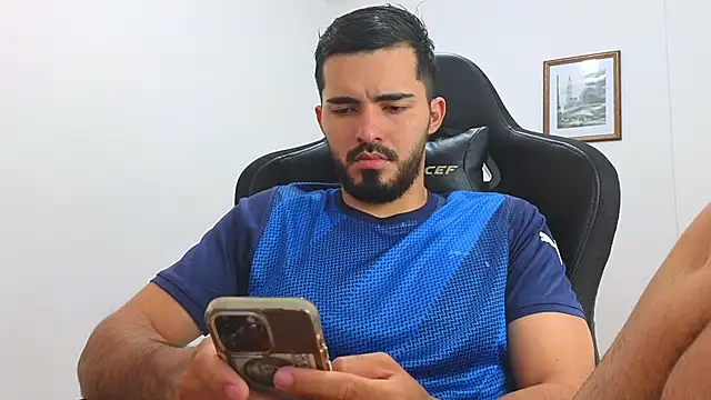 Snapshot of Massimoo_07 chatting on February 24, 2025, 7:19 pm Massimoo 07 online show from February 24, 2025, 7:19 pm