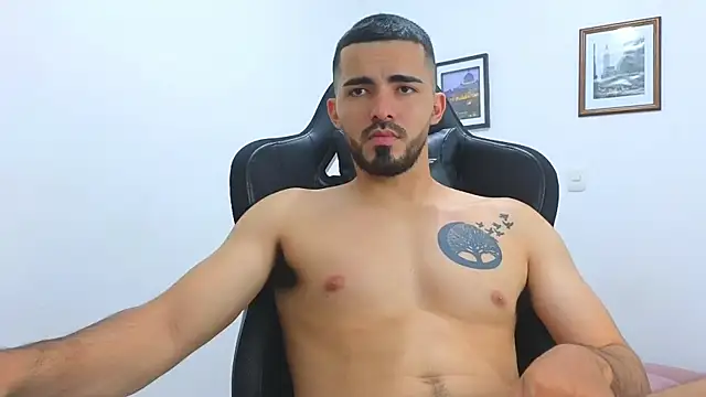 Snapshot of Massimoo_07 chatting on February 26, 2025, 10:42 pm Massimoo 07 online show from February 26, 2025, 10:42 pm