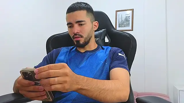 Snapshot of Massimoo_07 chatting on March 5, 2025, 7:27 pm Massimoo 07 online show from March 5, 2025, 7:27 pm