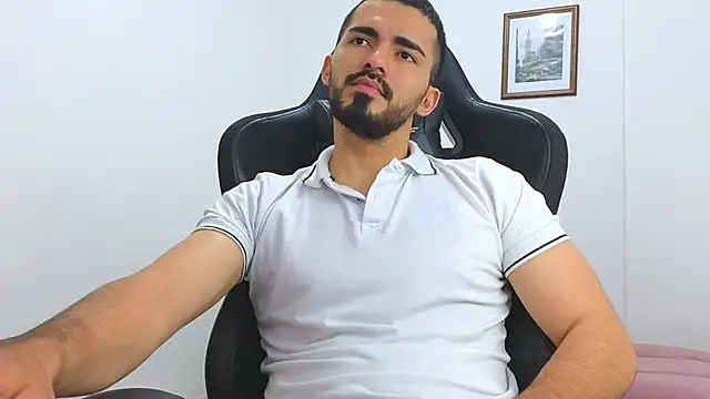 Snapshot of Massimoo_07 chatting on March 10, 2025, 10:34 pm Massimoo 07 online show from March 10, 2025, 10:34 pm