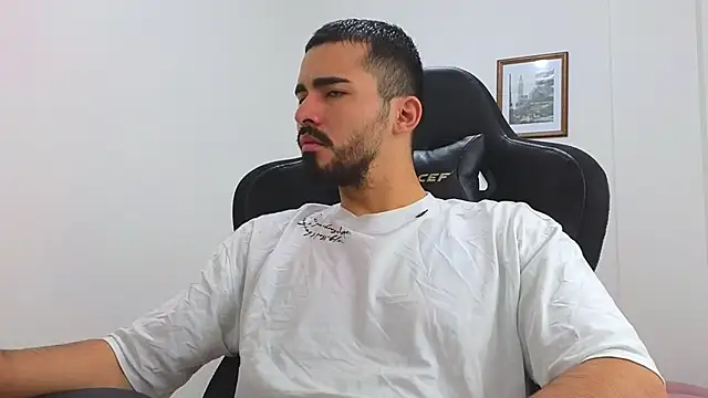 Snapshot of Massimoo_07 chatting on March 12, 2025, 7:17 pm Massimoo 07 online show from March 12, 2025, 7:17 pm