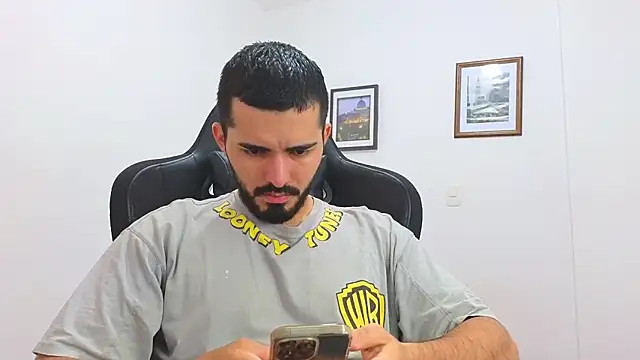 Snapshot of Massimoo_07 chatting on March 18, 2025, 6:15 pm Massimoo 07 online show from March 18, 2025, 6:15 pm