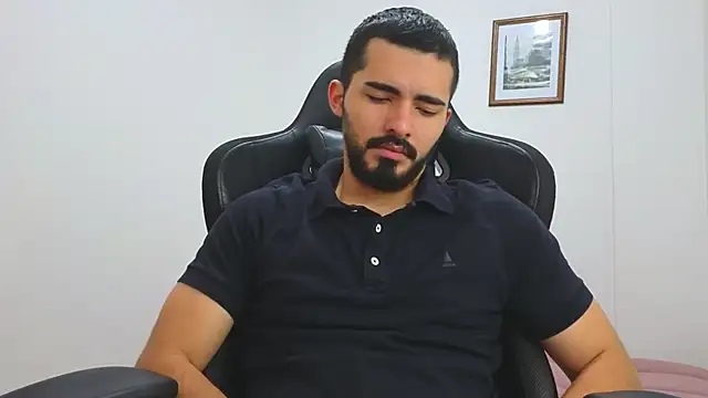 Snapshot of Massimoo_07 chatting on March 22, 2025, 6:47 pm Massimoo 07 online show from March 22, 2025, 6:47 pm