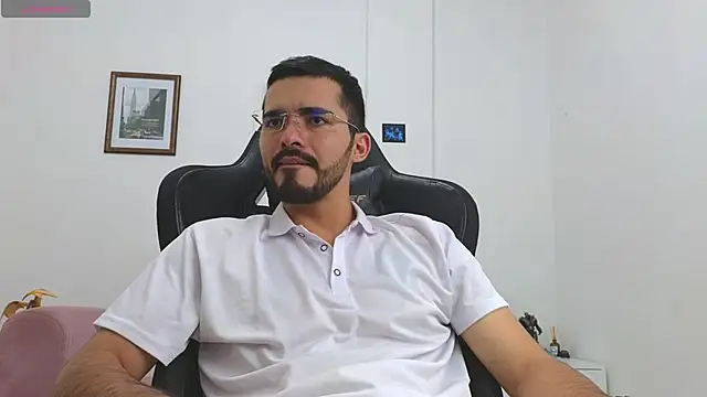 Snapshot of Massimoo_07 chatting on October 9, 2025, 7:01 pm Massimoo 07 online show from October 9, 2025, 7:01 pm