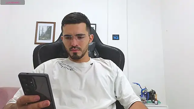 Snapshot of Massimoo_07 chatting on October 25, 2025, 4:02 pm Massimoo 07 online show from October 25, 2025, 4:02 pm