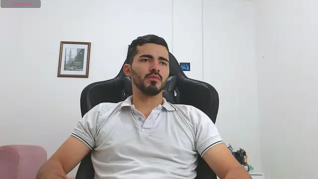 Snapshot of Massimoo_07 chatting on October 31, 2025, 7:48 pm Massimoo 07 online show from October 31, 2025, 7:48 pm