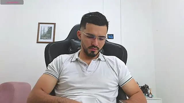 Snapshot of Massimoo_07 chatting on November 6, 2025, 8:10 pm Massimoo 07 online show from November 6, 2025, 8:10 pm